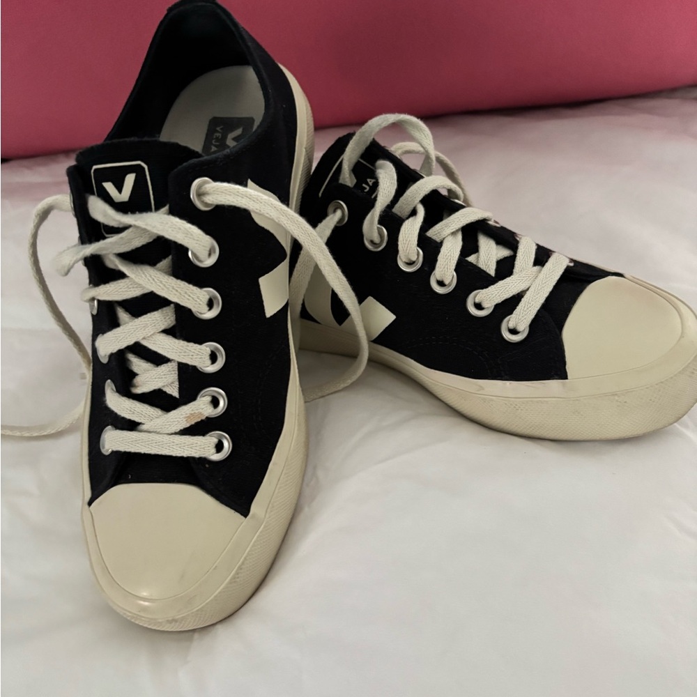 VEJA Woman’s Wata II US size 7